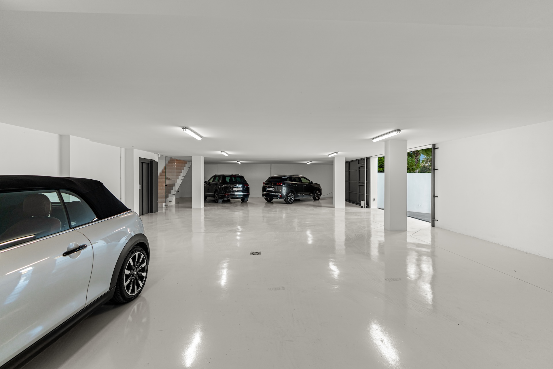 Resa Estates luxury vila Can Furnet modern Villa moderna garage.jpg